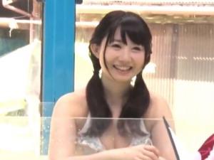 【マジックミラー号】ビーチで声を掛けた可愛い童顔女子大生が移動温泉の体験で初めて会う男と混浴し素股からのセックス！
