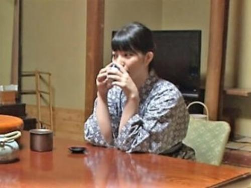 【相部屋】「えー困ります…」出張先で意図せず同僚と相部屋になったTバック美女❤浴衣はだけたノーブラ美人に欲情した男性が…