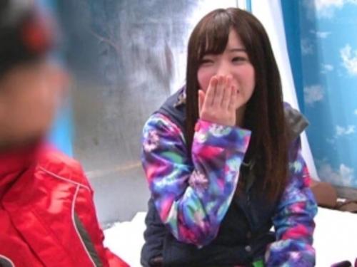 【マジックミラー号】雪山でみつけた仲良し夫婦をナンパ！ミラー越しの夫の前で子宮マッサージ受け家族裏切る不貞行為に発展！