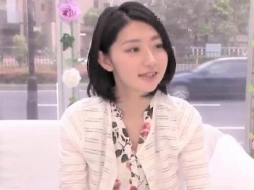 【MM号】ヨガの先生をしている人妻熟女が夫の隣で白昼堂々ネトラレる!熟女ナンパし騎乗位イラマチオからザーメン中出し