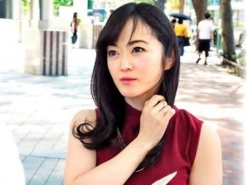 【熟女ナンパ】ミニスカートを履く桃尻が魅力的な40代の美しい奥さまが欲求不満から初めて夫を裏切る浮気中だしSEX！
