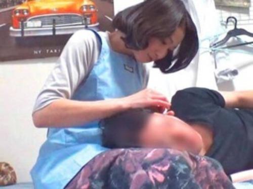 【五十路熟女】母ちゃんのぬくもりがするマダムに全力で甘える若い男♡甘えられて悪い気がしない熟女は下半身も許してしまう…