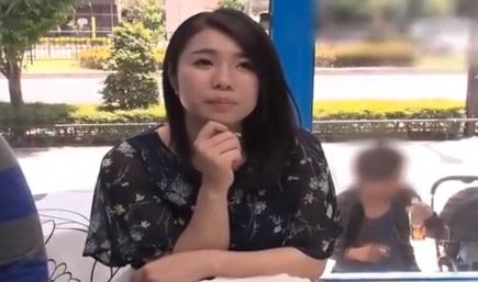 【素人ナンパ】赤ん坊を連れた巨乳人妻・23歳のともみさんがMM号で！「旦那より気持ちいいかも」