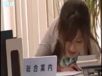 「人…きちゃう…」エレベーターガールのさとう遥希ちゃんが一般客の前で隠れてパコ