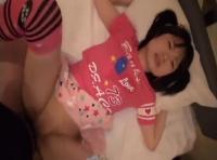 アウトすぎるガチロリ娘のパイパン膣に大人チンポねじ込み中出しハメ！