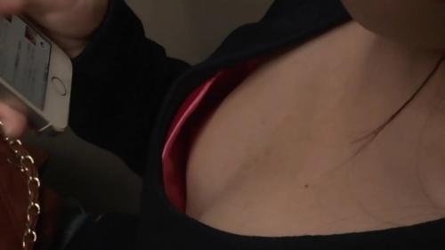ブラが浮く程の貧乳チラ見え女子は見られる事に興奮し、その羞恥心から股間を濡らす