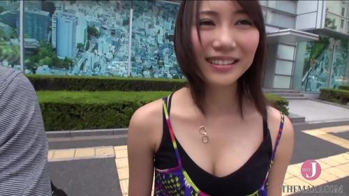 彼女のオマンコは滑りやすく氾濫し、丸い目で私を見つめながら美味しくチンポを咥えます