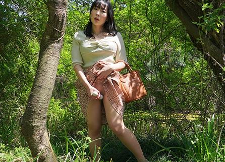 素人わけあり熟女生中出し 真仲涼音45歳 河原に投げ捨てられたエロ本の中の四十路の熟女 天性のマシュマロ熟巨乳…