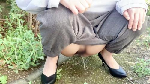 草むらで指オナと放尿