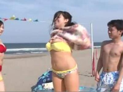 (日焼け&18禁)海水浴に来ていた親子で野球拳！ビキニ姿の大きなおっぱい美女が全裸になっちゃった…！こんな子がみだらな格好に…