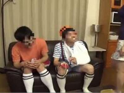 『ダメよ～』息子の友達に悪戯されて膣内射精Hまでしちゃった大きなおっぱいのイケてる人妻<おすすめ>