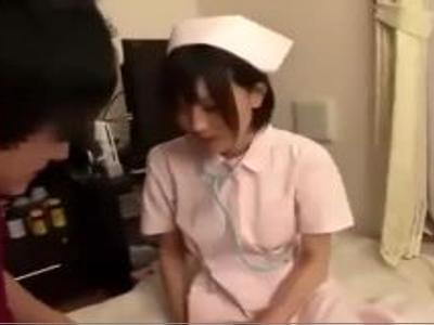 (コスプレ&18禁)ナース服姿の大きなおっぱい美女が素人男性宅にお邪魔して濃厚ご奉仕H！スタイルがいい感じの女の子