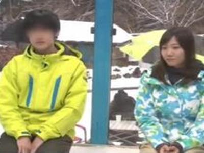 【マジックミラー&マッサージ】卒業旅行で雪山に来ていたJDが男友達と素股で性欲に火がついてゴム無しファックで生出し！お肌ピチピチな美女