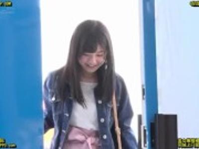 (外見える!?&即ハメ)【エロエロカー】インタビュー中に無防備な女の子にデカチン即ハメ！センズリしたくなるエロ動画