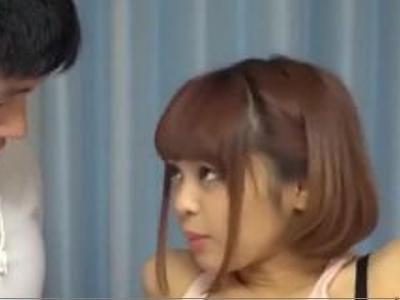 (主婦&18禁)体を触られてベットから滴るくらい濡れ濡れに…そのまま生チンポでピストンして膣内射精！エッチすぎ動画