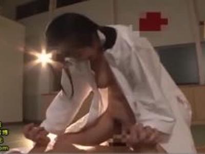 (おっぱい&18禁)空手美少女の道着をはだけさせてゴム無しH！激しい手マンで大量潮吹き！そそる体の美女