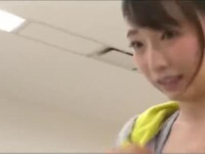 【羞恥&美乳】大きなおっぱいのスポーツインストラクターをレイプ！手マンされて愛液糸引きまくりのエロ娘！男性におすすめの18禁映像