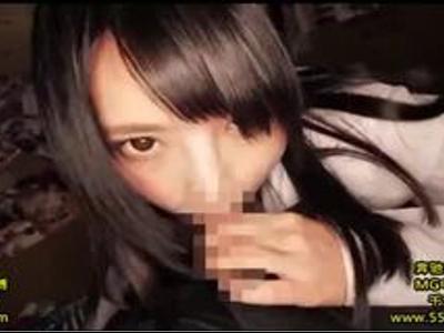 (美少女&18禁)ドS顔の最高に綺麗なJKの気持ちよさそうな高速チン舐！Tバックの美尻をおもちゃ責め！消される前に見なきゃ損