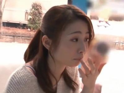 (外見える!?&デカチン)「入れるのは…」子持ちの人妻がデカチン男性の悩み相談でそのまま不倫！無料で見れちゃうエロ映像