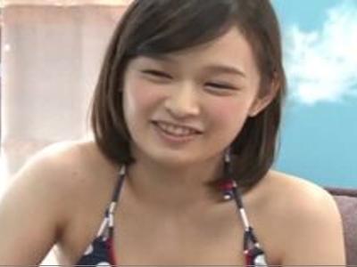 【マジックミラー&水着】海水浴していたビキニ姿の女の子に童貞君のセンズリを手伝わせてそのまま筆おろし！100％興奮しちゃうエロビデオ