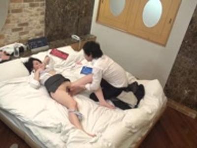 (素人&ボイン)スーツ姿のOLが同僚とホテルで2人っきりにして監視！ゴム無しズボズボして膣内射精！セクシーな娘のR18動画