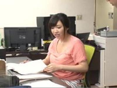 大きなおっぱいの同僚の胸チラに発情してオフィスでセクハラ！そのまま会社でHしちゃった<おすすめ>