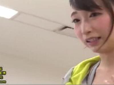 (羞恥&18禁)大きなおっぱいのスポーツインストラクターをレイプ！手マンされて愛液糸引きまくりのエロ娘！ブクマ必須のエロ動画
