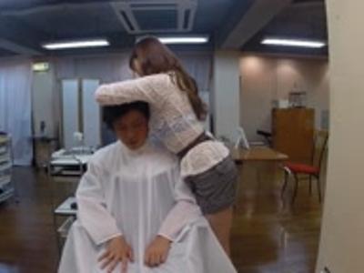(おっぱい&エロ動画)イケてるギャル美容師のエッチなサービス！大きなおっぱいで魅了してベロチュー！抜けすぎ注意なエロ動画
