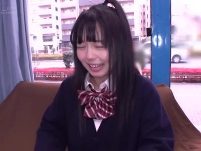 (外見える!?&JK)【エロエロカー】高校生カップルが彼氏のチンポ当てゲームに挑戦！妄想注意なR18動画