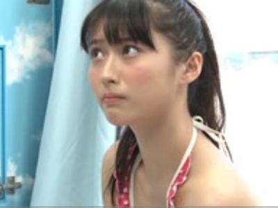 (外見える!?&女子大生)海水浴していたビキニ姿の女の子に童貞君のセンズリを手伝ってもらってそのまま筆おろし！見ると勃起しちゃうエロ動画