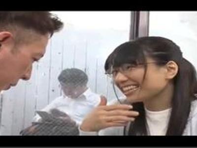 綺麗な人妻がマジックミラー越しに旦那を見ながら巨根男とゴム無し膣内射精Hしちゃった<最高!!人妻>