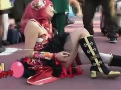 コミケ会場でコスプレイヤーにリモコンバイブをつけさせて大衆の前へ…<最高!!おもちゃ>