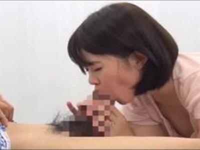 【人妻&筆おろし】人妻と童貞男子が初対面でゴム無しファック！チンポを挿入したまま抜かずに何度も膣内射精！お気に入り必須のエロ動画
