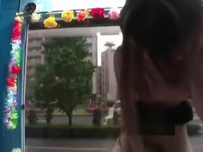 (見えてないよね??&企画)デート中の恋人に内緒でハードピストンマシーンで発情した恋人が浮気生出しファック！女性が見てもいい18禁動画