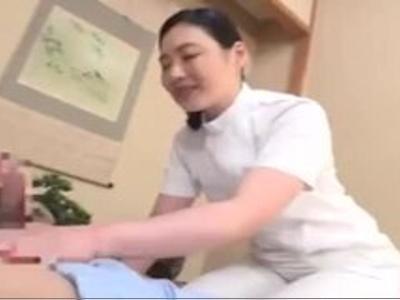 【熟女&エロ動画】熟女なマッサージ師にギンギンチンポを露出して発情させてファック！シコシコ必須のエロ動画