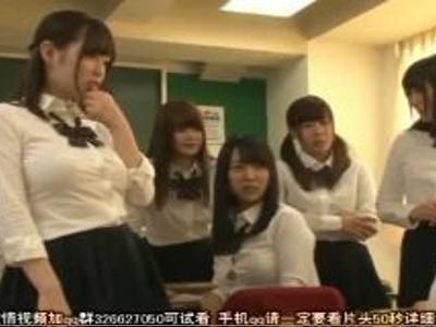 (女子校生&18禁)体育の授業の間に下着を盗まれノーブラ制服姿の同級生にフル勃起しちゃった男子高校生！めちゃシコ確実な激エロ動画