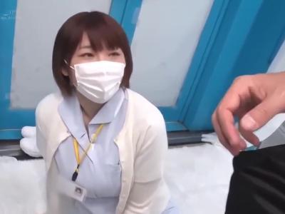 (外見える!?&看護師)【エロエロカー】看護師さんに絶倫ペニスを見てもらってそのままH！発射どころ豊富なR18動画