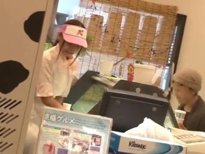 (悪戯&エロ動画)店員さんに悪戯！声を我慢しながら必死に接客する美少女！仕事終わりに生出し強姦！魅力的な女性のスケベ映像