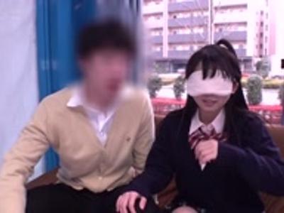 (外見える!?&カップル)【エロエロカー】高校生カップルが彼氏のチンポ当てゲームに挑戦！女性が見てもいいエロ映像