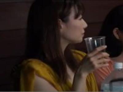 (巨乳&18禁)人妻たちとキャンプ！テントで一緒に寝ていた魅力的な大きなおっぱい奥様と不倫H！ムラムラ最高潮の即抜け映像