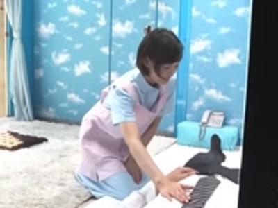 (外見える!?&企画)看護学生が素人男子の悩み解決でスマタ中にヌルっとゴム無し挿入！見なきゃ損するエロ動画
