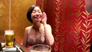 【しっとりモチモチ純白美ボディ】最近まで処女だった清楚系JDが上京→光の速さで50人斬り→ドスケベモンスターに変身！！東京で鍛え上げた手コキ&お口を使った舐めっぷりに脱帽！！こんなにドスケベだなんて…こちらが舐めてました(すみません)…。期待通りのパイ揺れに、困ったようなアヘ顔が萌カワイイ！連続中出し→最後はおもいっきりお口の中へ大放出！！