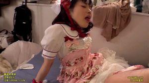 美甘りか  私は…あなたの人形です。「漫画の資料モデル:15，000円の謝礼付きで募集してます」と呟いたら早速ひっかかった、ちょいメンヘラな地味女子大生。1R汚部屋の我が家に連れ込み、警戒する女子を自前のロ●ータ服に着替えさせデッサンを始めていくと、最初こそロ●ータ姿の自分に戸惑い、羞恥心を煽られ恥ずかしがっている女子