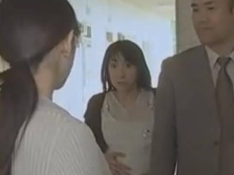 【ヘンリー塚本】ご主人また出張？あらそう大変ねぇ…巨乳人妻が隣の身ごもった女が訪ねて来ても奥の部屋でその旦那に寝取られ