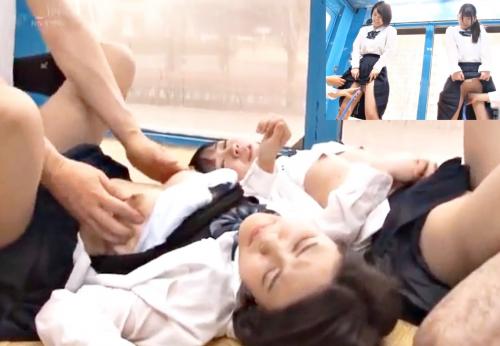 JK2人組がホースの水圧をおま〇こにあてられ感じまくり！右の子感じまくりで可愛い！