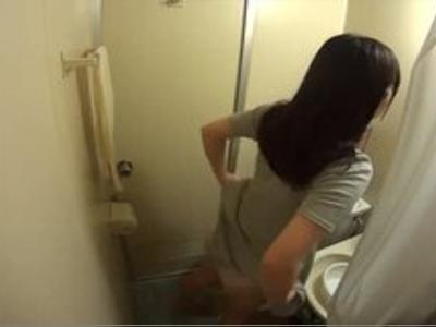 【巨乳×18禁】激カワな巨乳美少女を部屋に連れ込んでH隠し撮り！トイレの中も撮影されていた！フル勃起注意なスケベ映像
