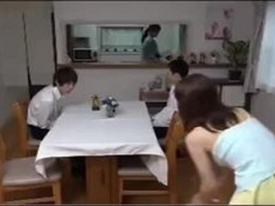 【童貞×18禁】友達の家に遊びに行ったらエッチなお姉さんたちが誘惑してきた！魅力的すぎる美女たち！154％興奮しちゃうエロビデオ