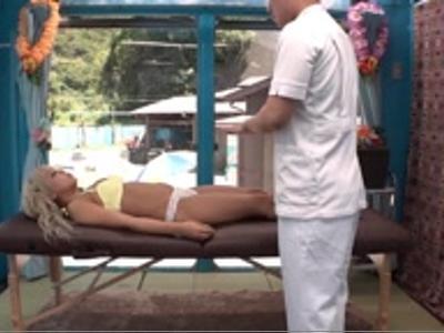 ［マジックミラー］巨乳でイケてるビキニ美女と車内で即ハメ！エッチなマッサージで発情しちゃった女の子！この後の展開は…
