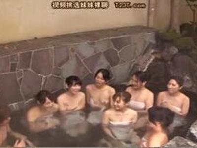 【人妻×18禁】「恥ずかしいんだけど…」ナンパした奥様達が若い男と王様ゲームでエッチなことしちゃった！これヤバすぎ