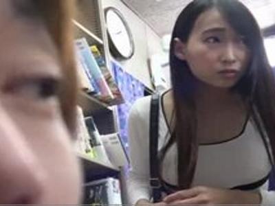 魅力的なミニスカ美女が若い男を誘惑！痴女の魅力にフル勃起な男子高校生(至福！巨乳)